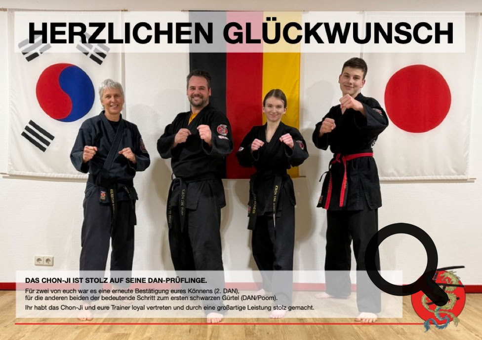 Prüflinge, Trainer und Prüfer nach erfolgreicher Prüfung.